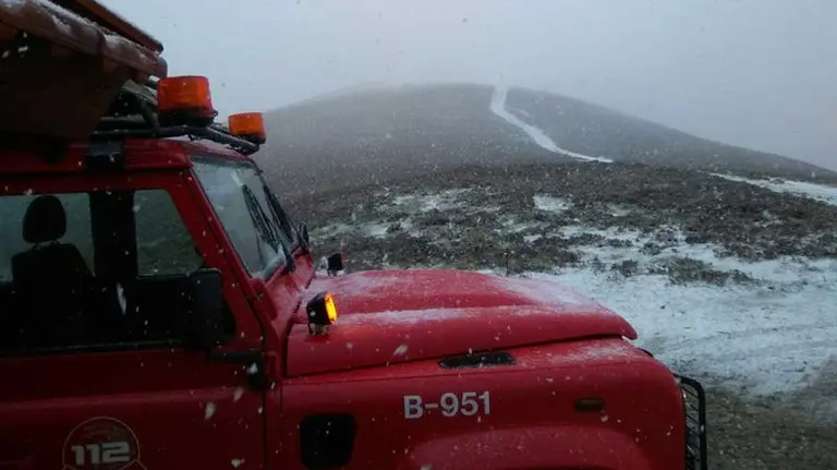Bomberos en la zona de Izandorre donde han rescatado a los peregrinos. BOMBEROS NAVARRA