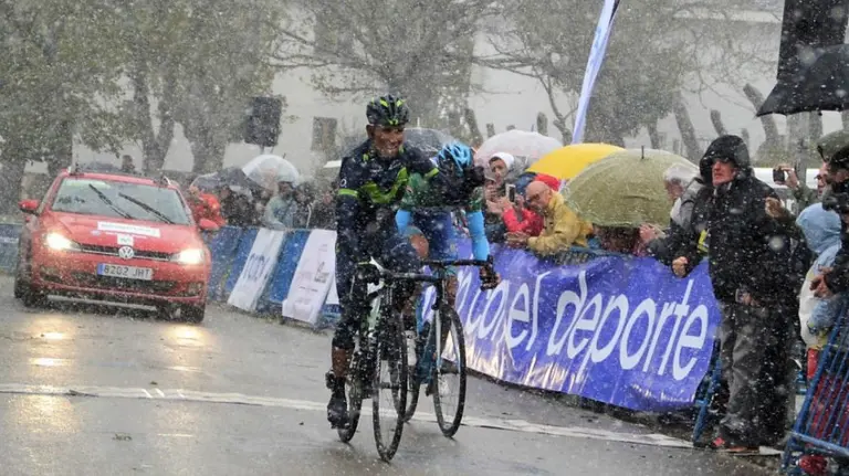 Llegada de Nairo Quintana bajo la nieve. Foto Movistar team.