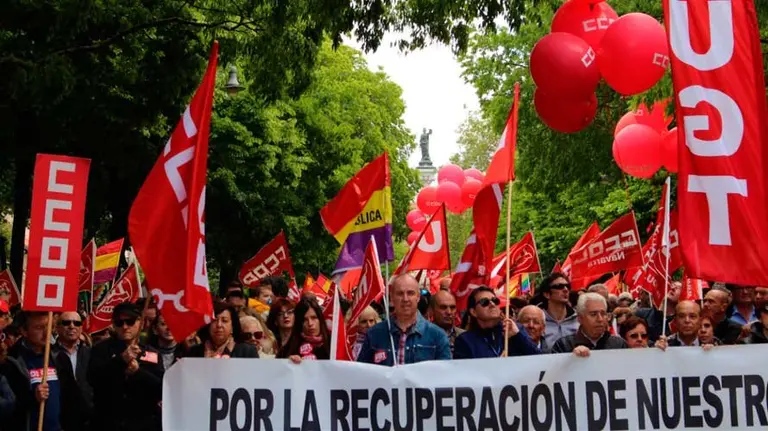 Manifestación de UGT y CCOO en el Paseo de Sarasate. S. REDÍN  (1)
