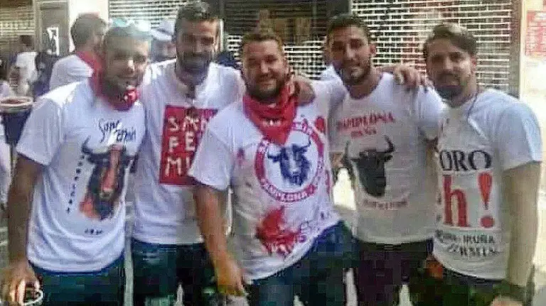 De izquierda a derecha Ángel Boza Florido, Jesús Escudero Domínguez, José Ángel Prenda Martínez, el militar Alfonso Jesús Cabezuelo Entrena y  Antonio Manuel Escudero Domínguez.