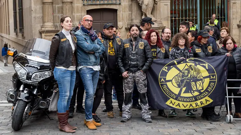 Concentración con el 'Bullying' en la plaza del Ayuntamiento de Pamplona (08). IÑIGO ALZUGARAY