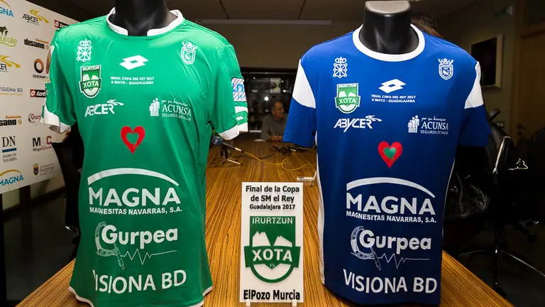 Presentación de las camisetas oficiales con las que Magna Gurpea disputará la final de la Copa de SM el Rey (12). IÑIGO ALZUGARAY