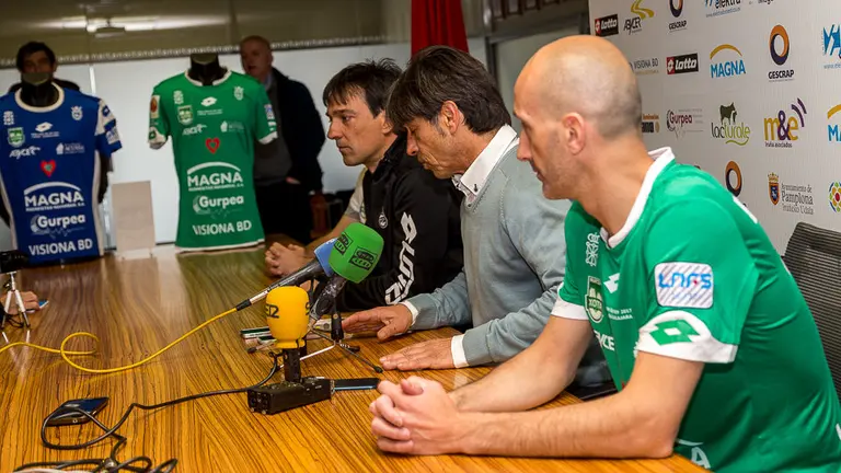 Presentación de las camisetas oficiales con las que Magna Gurpea disputará la final de la Copa de SM el Rey (14). IÑIGO ALZUGARAY