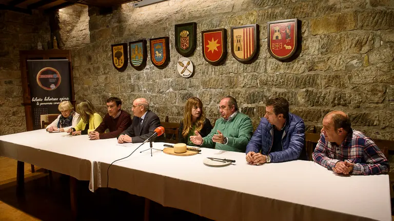 Corte del primer queso de Idiazabal en Napardi. PABLO LASAOSA