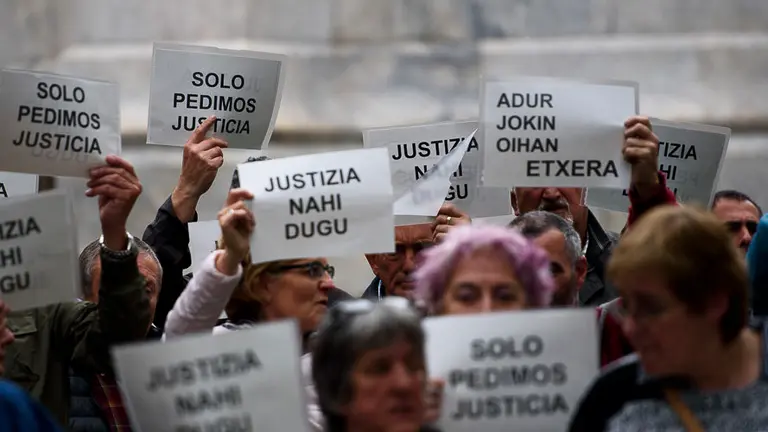 Concentración en Pamplona de las familias de los detenidos por la agresión en Alsasua a dos guardias civiles y sus parejas. PABLO LASAOSA (3)