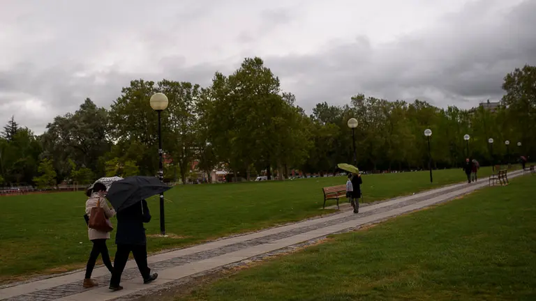 Gente pasea con paraguas por el mal tiempo en Pamplona. PABLO LASAOSA 01