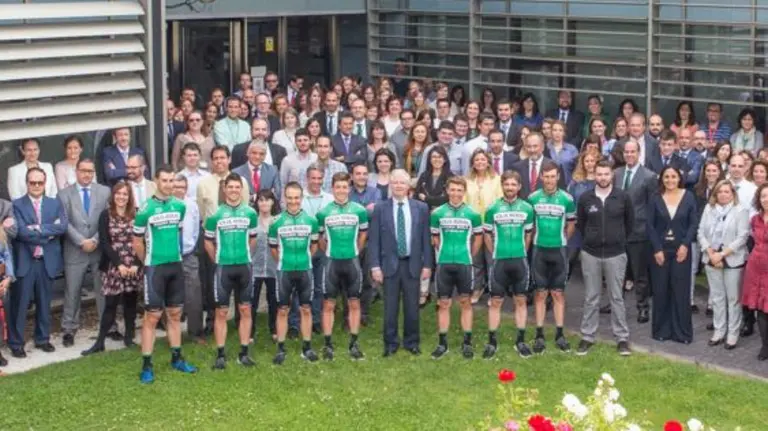 El equipo Caja Rural visistó su sede bancaria en Madrid.