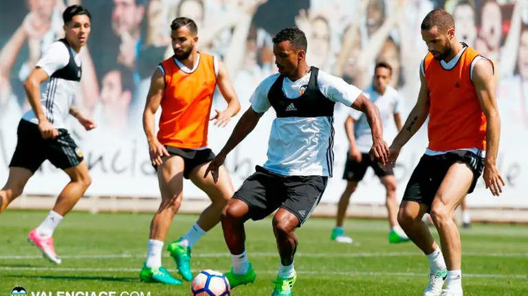 Entrenamiento en Paterna. Foto web Valencia CF.