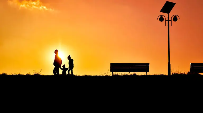 Una familia pasea por un parque. ARCHIVO