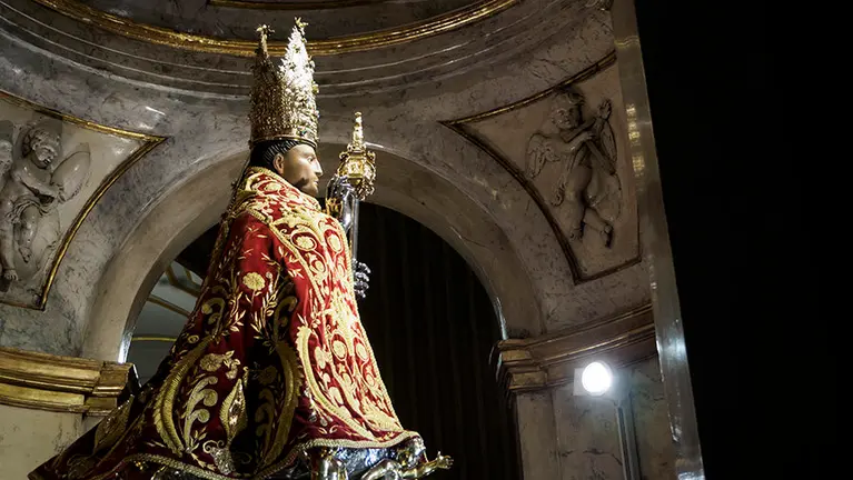 Cientos de personas se reunen en la Iglesia de San Lorenzo para la Quinta Misa de la Escalera de San Fermín. MIGUEL OSÉS