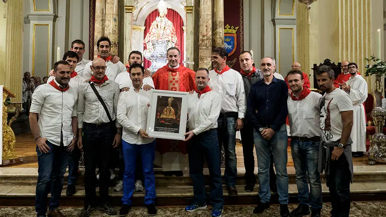 Cientos de personas se reunen en la Iglesia de San Lorenzo para la Quinta Misa de la Escalera de San Fermín. MIGUEL OSÉS