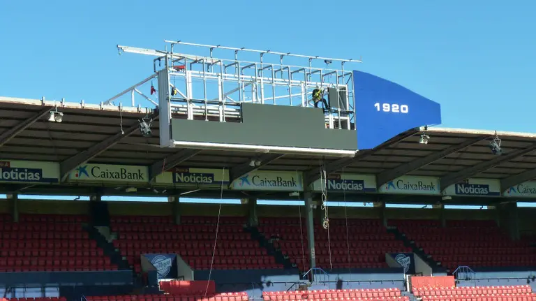 Montaje del segundo videomarcador en El Sadar.