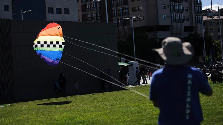 Cometas en favor de la fibrosis quistica en la campa de la estación de autobuses de Pamplona. MIGUEL OSÉS
