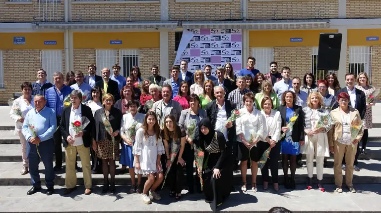 Orla del 50 aniversario del Instituto Marqués de Villena de Marcilla con un alumno de cada una de las promociones salidas del centro. JORGE DÍAZ