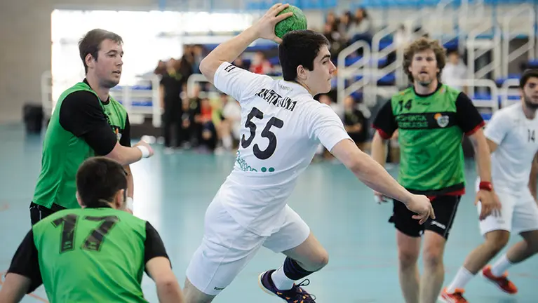 Derbi navarrro de Balonmano entre el Anaitasuna y el Beti-Onak en el Polideportivo Hermanos Indurain. MIGUEL OSÉS_14