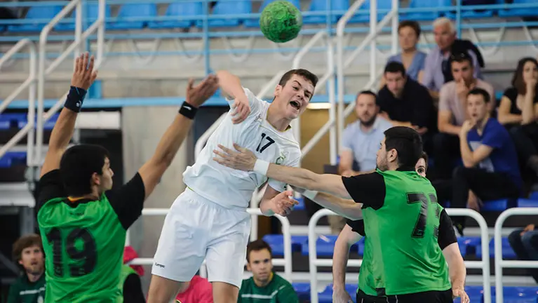 Derbi navarrro de Balonmano entre el Anaitasuna y el Beti-Onak en el Polideportivo Hermanos Indurain. MIGUEL OSÉS_19