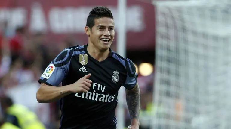 James celebra sus goles en Granada. Lfp.