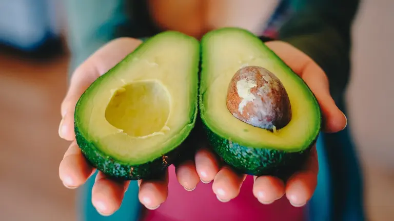 El aguacate, una fruta clave para seguir una dieta más saludable, según señala un estudio.