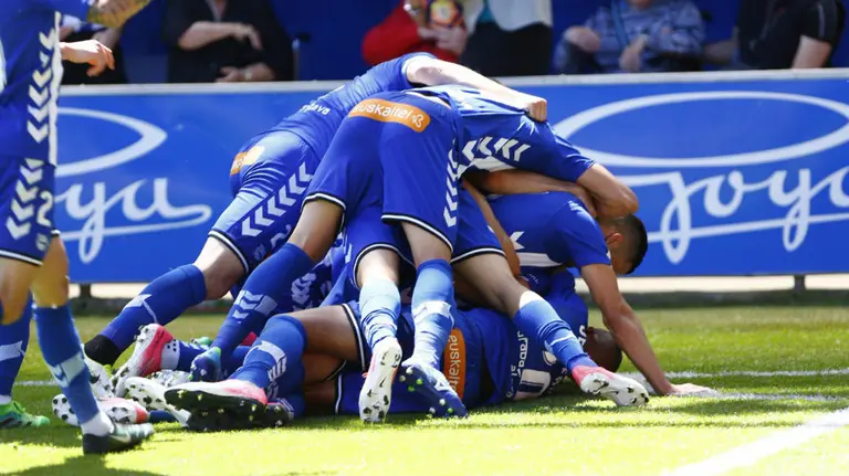 Los jugadores del Alavés celebran un gol de Theo. Lfp.