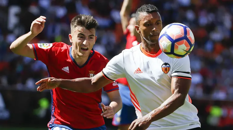 GRA283. VALENCIA, 07/05/2017.- El delantero portugués del Valencia Luis Nani (d) disputa un balón con el jugador de Osasuna Aitor Buñuel (i) durante el partido correspondiente a la trigésimo sexta jornada de LaLiga Santander disputado hoy en el estadio de Mestalla. EFE/Kai Försterling