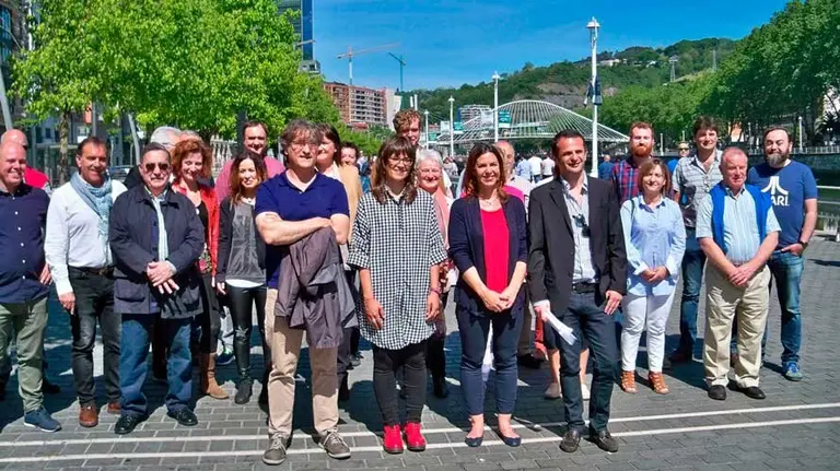 Una treintena de militantes de EA, entre los que se encuentran el parlamentario navarro Maiorga Ramírez y la edil en Pamplona Maider Beloki. EP