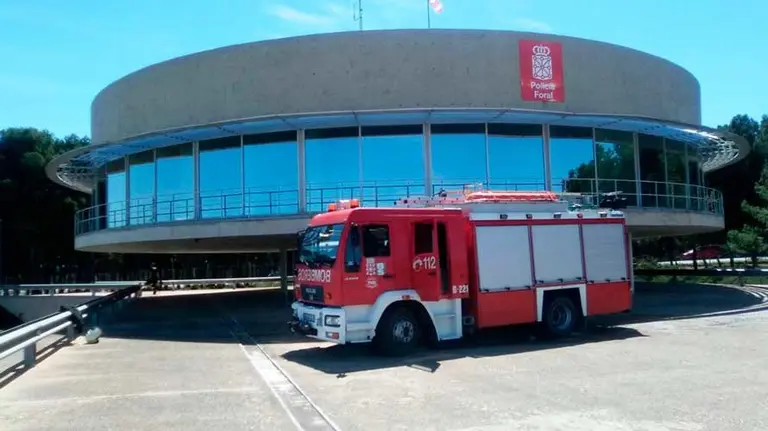Camión de los bomberos de Tudela frente a la comisaría de Policía foral tras el aviso por la presencia de humo. BOMBEROS