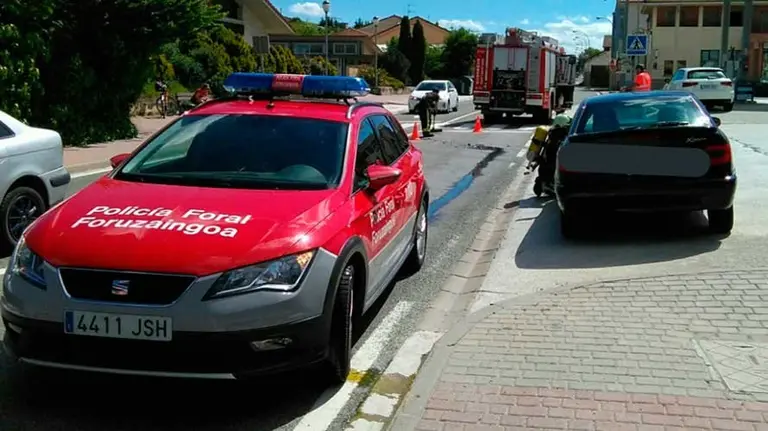 Accidente en el que se han visto implicados dos turismos en la gasolinera de Campanas. BOMBEROS