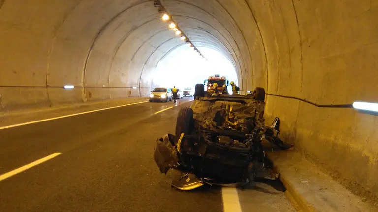 Coche volcado en el túnel de Gorriti.