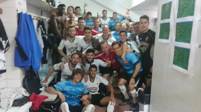 Alegría en el vestuario del Tudelano por la victoria. Twitter.