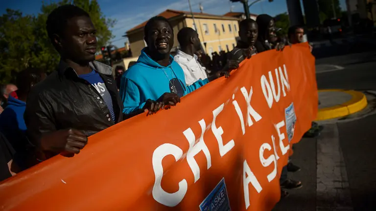 Manifestación con el lema _Por una Txantrea de mil colores_ para protestar por la posible expulsión de España del senegalés Cheikhouna, tras once años de residencia en Navarra sin papeles. (1)