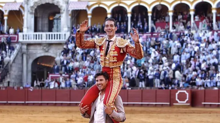 El diestro Pepe Moral rozó la Puerta del Príncipe en la corrida de Miura en Sevilla.