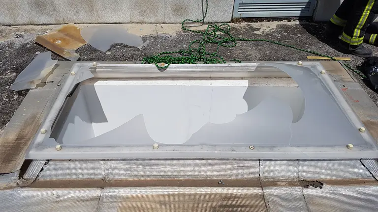 Claraboya rota desde la que cayó el menor de 12 años en San Jorge