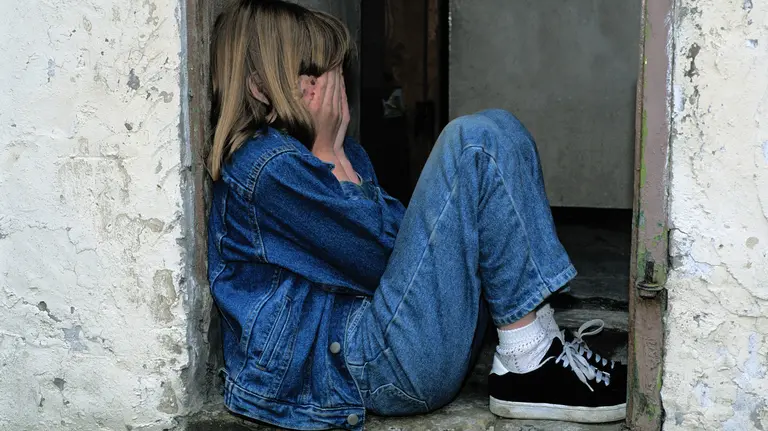 Una mujer se protege de una agresión..