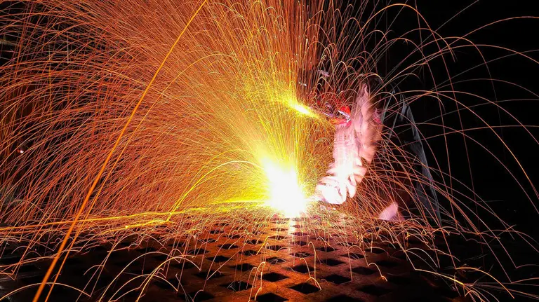 Una persona soldando. ARCHIVO