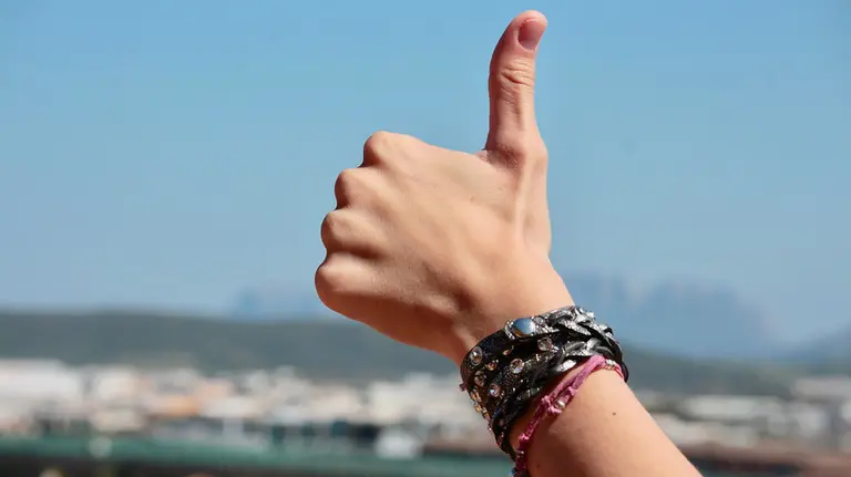 El pulgar puede sufrir artritis o rizartrosis, una dolencia afecta a la articulación que une este dedo con la muñeca y provoca dolor y limitación de la actividad diaria.