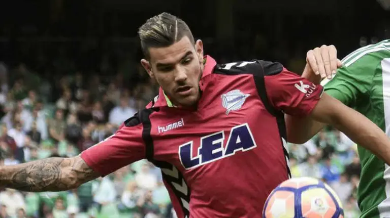 Theo Hernández con la camiseta del Alavés. Efe.