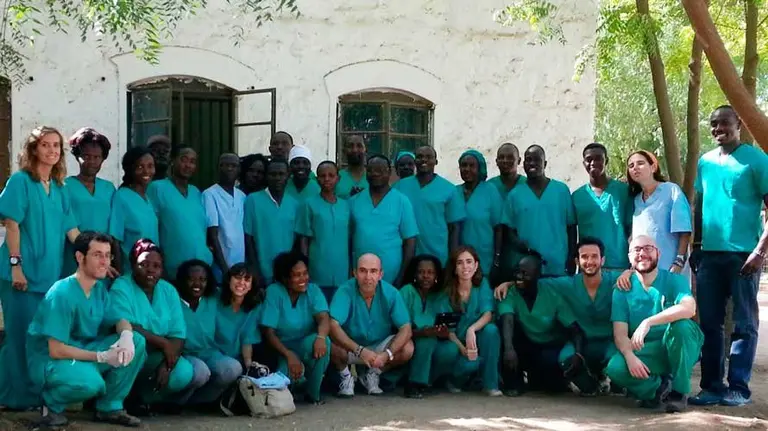 El Dr.Borque, el primero de la fila agachada, junto al grupo de colaboradores. SAN JUAN DE DIOS