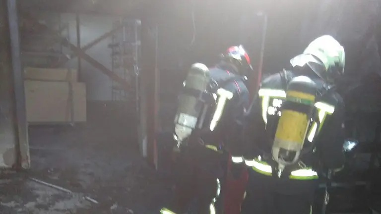 Incendio en el concesionario Peugeot de Tudela.