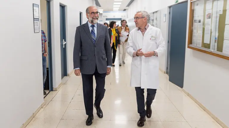 El consejero de Salud, Fernando Domínguez, visita las nuevas habitaciones del CHN para el tratamiento de cáncer con yodo radioactivo (03). IÑIGO ALZUGARAY