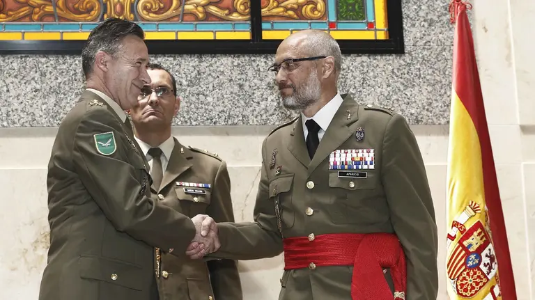 GRA311. PAMPLONA, 09/05/2017.- El teniente general Fernando Aznar Ladrón de Guevara (i) felicita al general de brigada Carlos Aparicio Azcárraga (d), después de que este último tomara posesión del cargo de comandante militar de Navarra en un acto celebrado en el Gobierno Militar de Pamplona. EFE/Jesús Diges