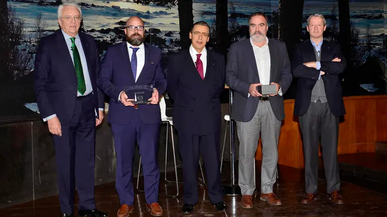 Entrega del premio a Navarsuecia. En la imágen, de izquierda a derecha: Enrique Entrala. director de Desarrollo de Red de Volvo Car España, Iñigo Oneca (Jefe de Ventas de Navarsuecia); Germán López Madrid, presidente de Volvo Car España y de ANIACAM (Asociación Nacional de Importadores de Automóviles);  José Luis Oneca (Gerente de Navarsuecia) y José María Galofré. Consejero Delegado de Volvo Car España.