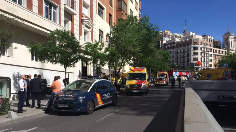 Policía y ambulancias en el edificio en el que han fallecido dos jóvenes al caer por el hueco del ascensor en Madrid