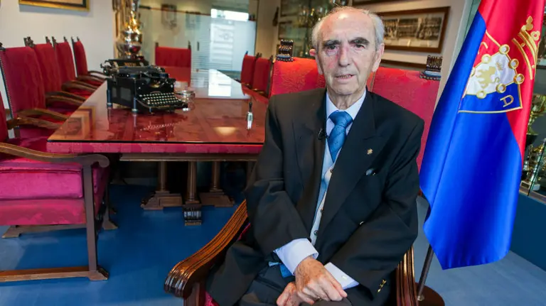 Fermín Ezcurra junto a la bandera de Osasuna. Foto Fundación Osasuna.