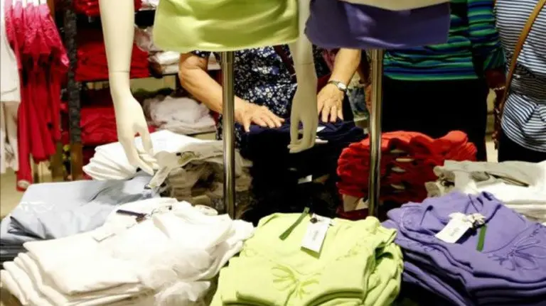 Unas mujeres en una tienda de ropa. EFE
