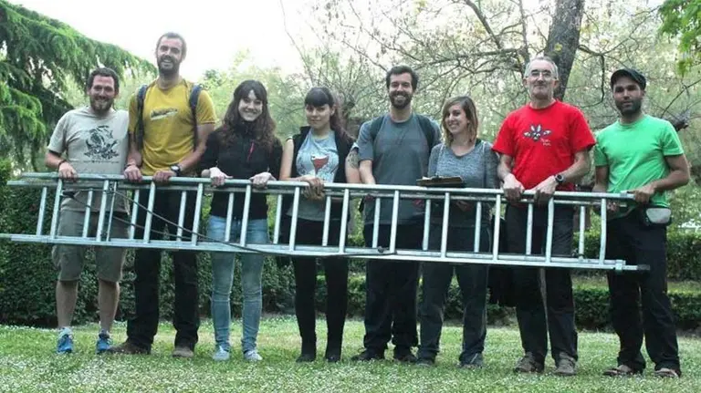 Voluntarios que han puesto a punto los nidos de 2016. ARCHIVO