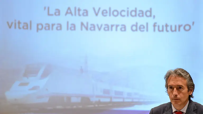 El ministro de Fomento, Iñigo de la Serna, clausura un acto del PPN convocado con el lema _La Alta Velocidad, vital para la Navarra del futuro_. PABLO LASAOSA 05
