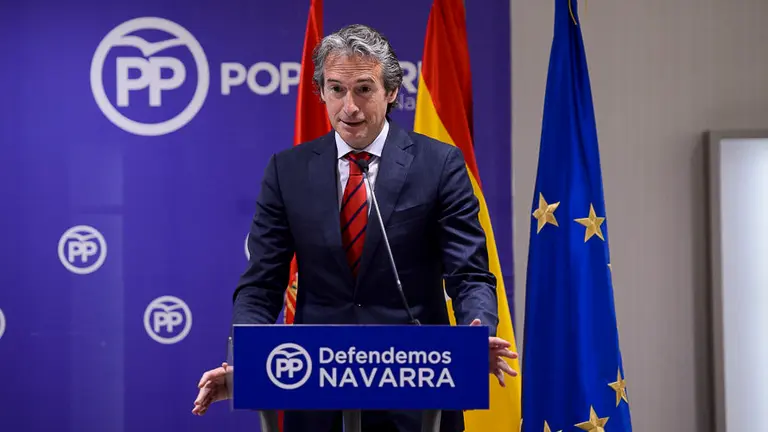 El ministro de Fomento, Iñigo de la Serna, clausura un acto del PPN convocado con el lema _La Alta Velocidad, vital para la Navarra del futuro_. PABLO LASAOSA 12