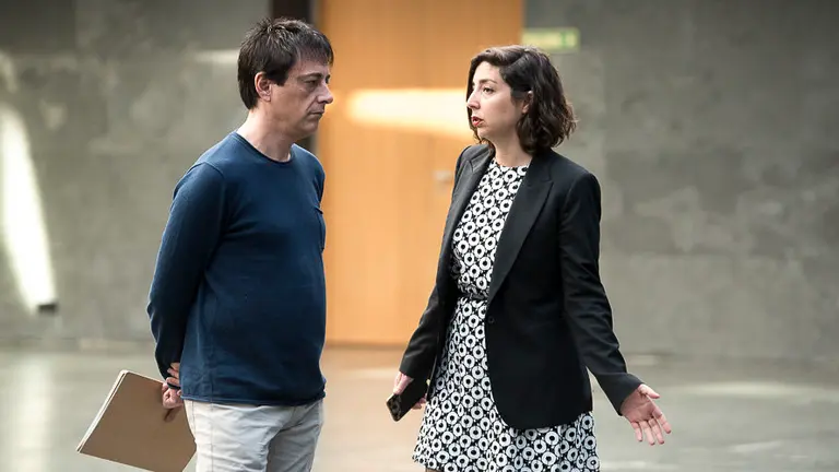 Carlos Couso y Laura Pérez charlan en el Parlamento de Navarra. PABLO LASAOSA