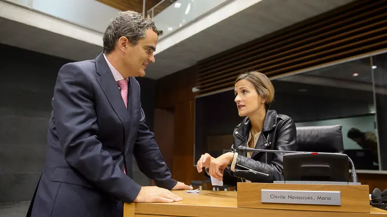 Guzmán Garmendia habla con María Chivite, ambos del PSN. PABLO LASAOSA