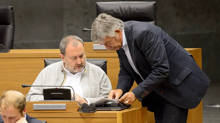 José Miguel Nuin de Izquierda Ezkerra habla con Koldo Martínez, de Geroa Bai. PABLO LASAOSA (1)